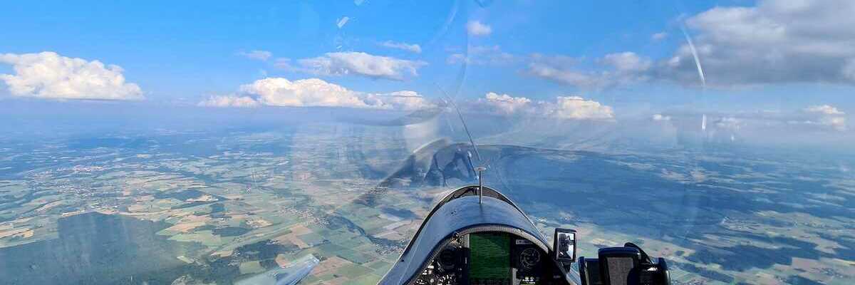 Flugwegposition um 16:54:49: Aufgenommen in der Nähe von Deggendorf, Deutschland in 2039 Meter